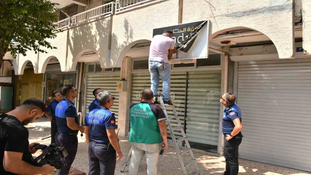 MERSİN YENİŞEHİR’DE YABANCI TABELALAR SÖKÜLDÜ
