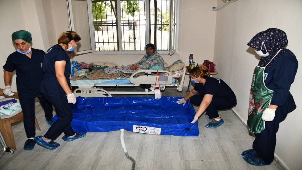 OSMANİYE’DE EVDE BAKIM HİZMETİ YÜZLERİ GÜLDÜRÜYOR