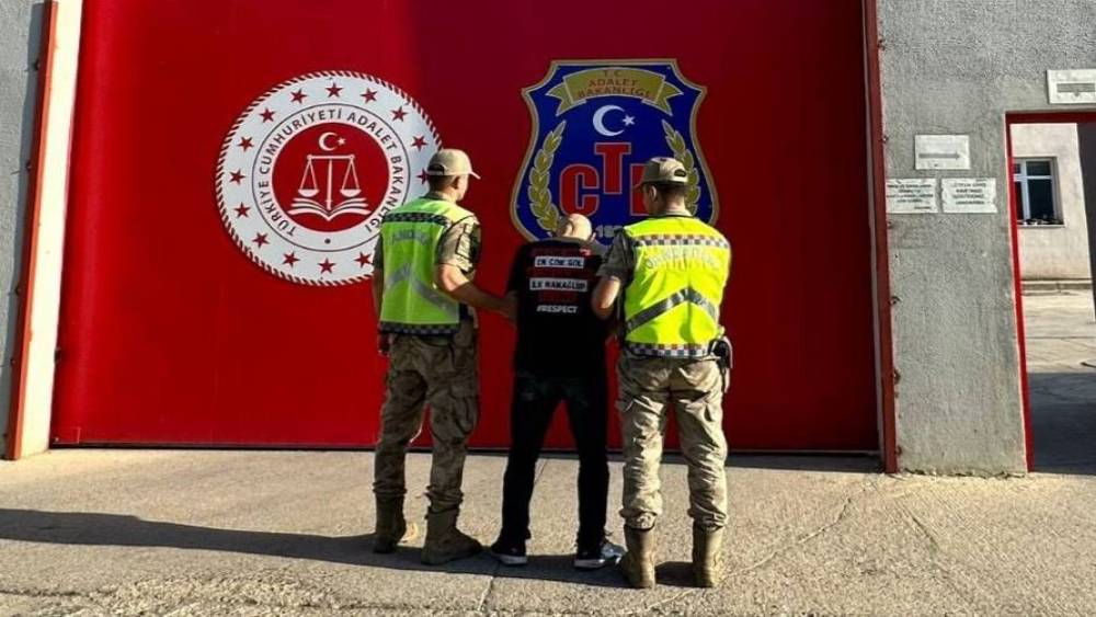 HATAY’DA 25 YIL HAPİS CEZASIYLA ARANAN ŞAHIS YAKALANIP TUTUKLANDI