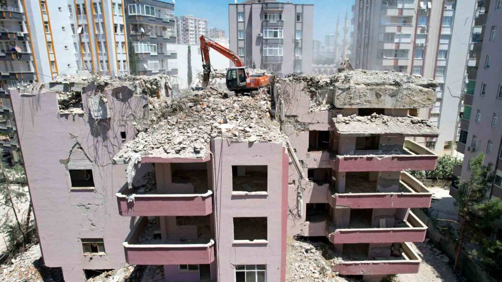 ADANA’DA YIKILAN BİNALARDA DERE ÇAKILI KULLANILMIŞ
