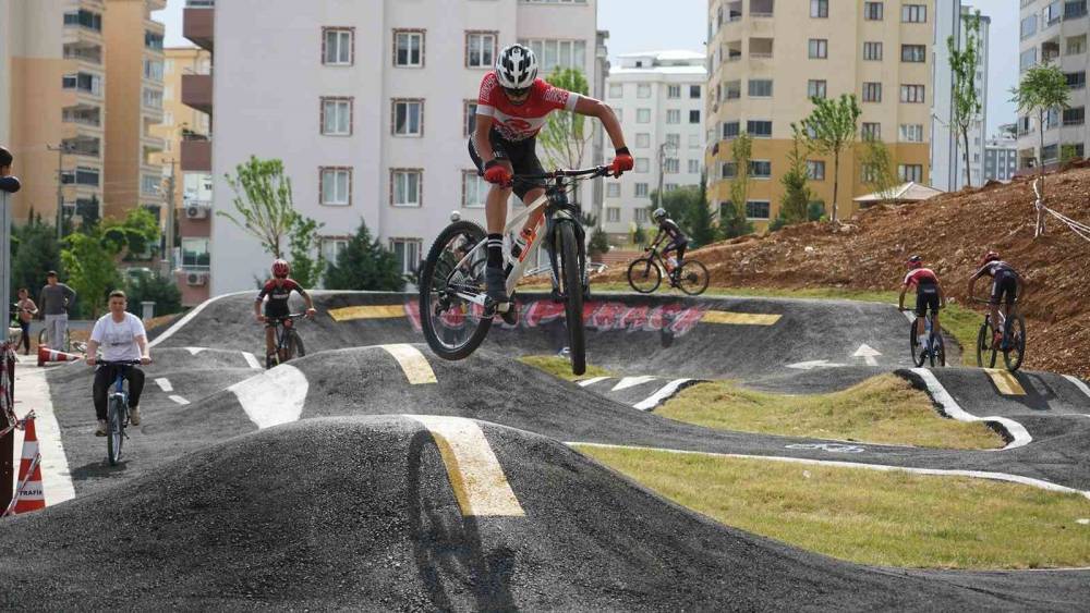 KAHRAMANMARAŞLI MİLLİ PEDALLAR BÜYÜKŞEHİRİN PARKURUNDA PİSTE ÇIKTI