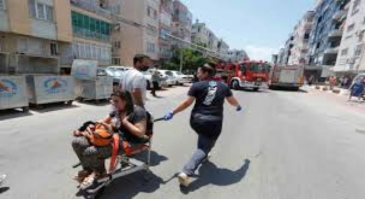 APARTMANDA YANGIN PANİĞİ: 7'Sİ ÇOCUK 10 KİŞİ DUMANDAN ETKİLENDİ