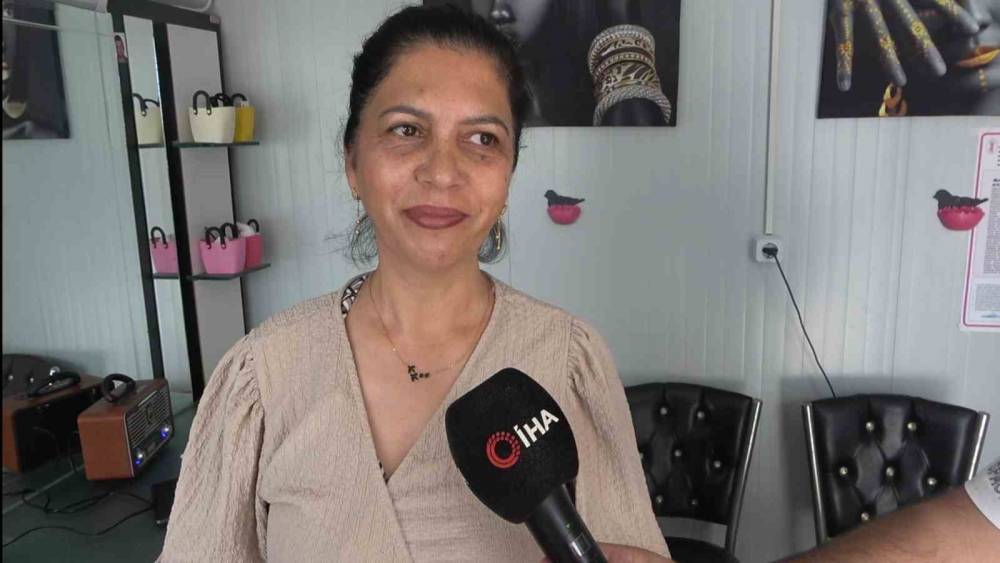 DEPREMDE İŞ YERLERİ YIKILAN ESNAF, KURULAN KONTEYNER KENTTE HİZMET VERİYOR