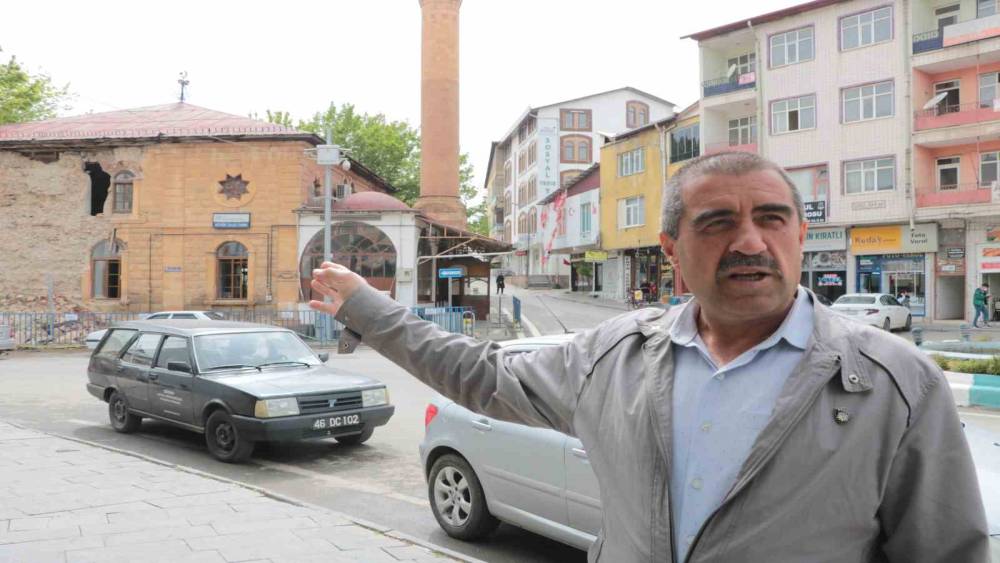VATANDAŞLAR, DEPREMZEDE ZARAR GÖREN CAMİNİN YIKILIP YENİDEN YAPILMASINI İSTEDİ