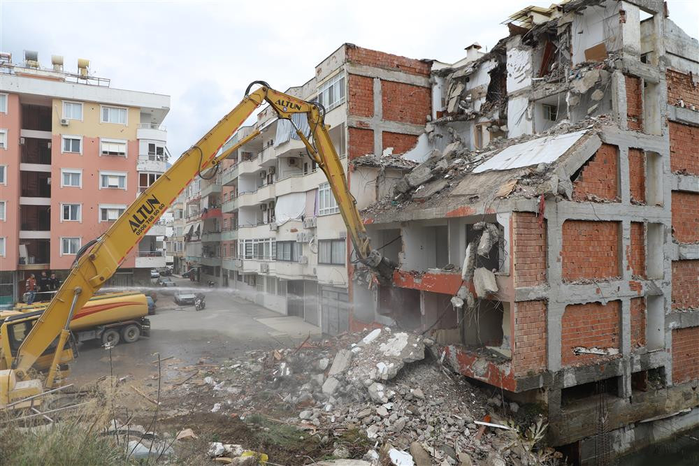 ALANYA BELEDİYESİ ŞEHİRDEKİ RİSKLİ YAPILARIN YIKIMINI GERÇEKLEŞTİRİYOR