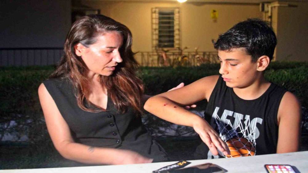 DERSHANEYE GİDERKEN KÖPEKLERİN SALDIRDIĞI 12 YAŞINDAKİ ÇOCUĞU ESNAFLAR KURTARDI