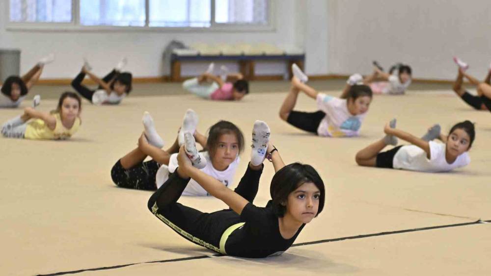 MURATPAŞA’DA YAZ DÖNEMİ SPOR OKULLARI CİMNASTİK PROGRAMINA YOĞUN İLGİ