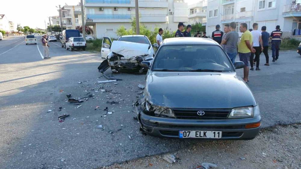 OTOMOBİLLER KAFA KAFAYA ÇARPIŞTI: 8 YARALI