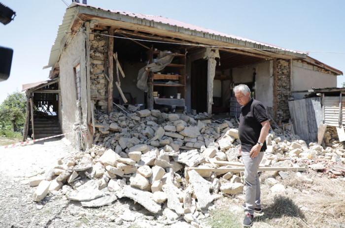 BAŞKAN ZEYDAN KARALAR, DEPREMİN HEMEN ARDINDAN KOZAN VE KÖYLERİNDE VATANDAŞI ZİYARET ETTİ