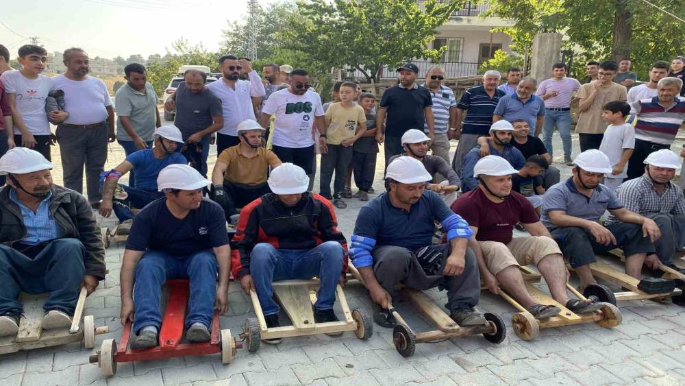 ADANA’DA KÖYLÜLER EL YAPIMI TAHTA ARAÇLARLA YARIŞTI