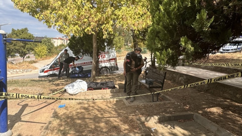 OTURDUĞU BANKTAN DÜŞTÜ, BAŞINI BETON ZEMİNE ÇARPIP ÖLDÜ