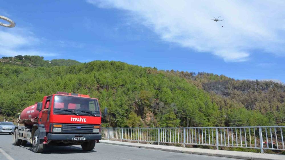 Alanya’da, büyükşehir ekipleri yangın sonrası da sahada