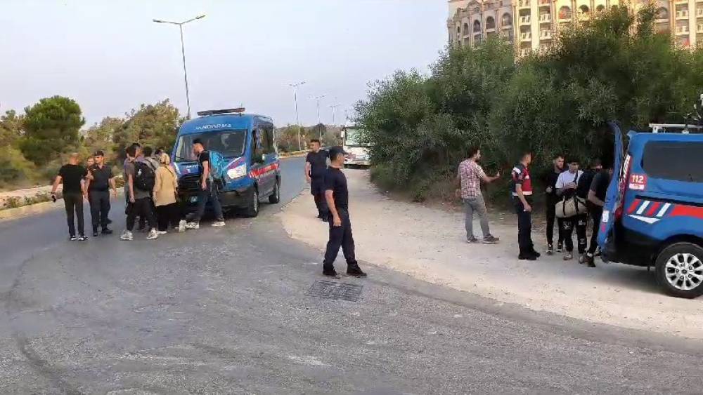MANAVGAT’TA YAKALANAN 270 GÖÇMENLE İLGİLİ 2 ŞÜPHELİ TUTUKLANDI