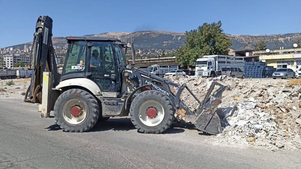 Kahramanmaraş’ta belediye ekipleri inşaat atıklarını kaldırıyor