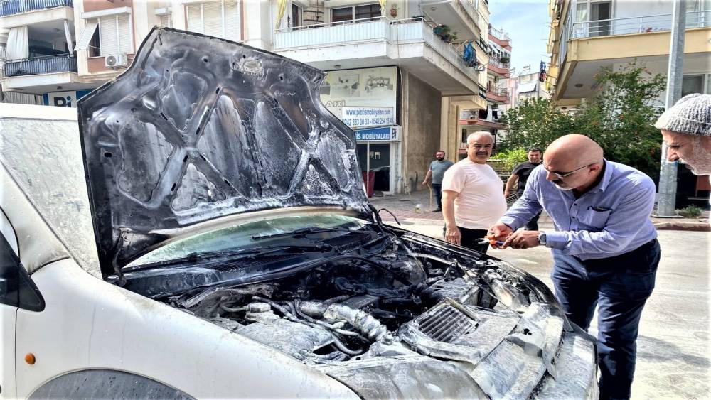 Emanet aldığı araç yandı, yardımına çeşme hortumu ile vatandaşlar koştu