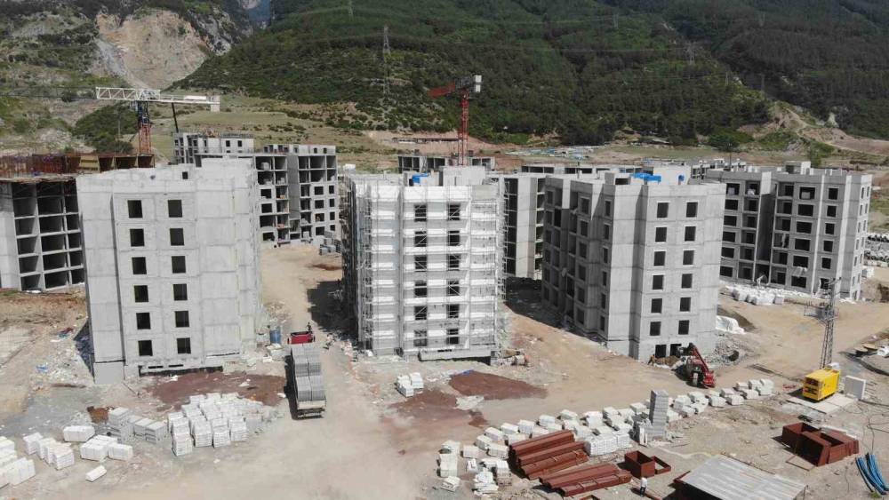 ENKAZA DÖNEN HATAY’DA DEPREM KONUTLARI YÜKSELİYOR