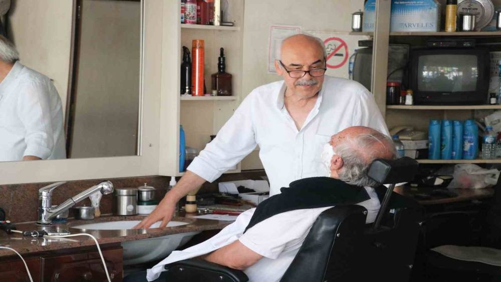 7’SİNDE MESLEĞE BAŞLADI 70’İNDE DE DEVAM EDİYOR