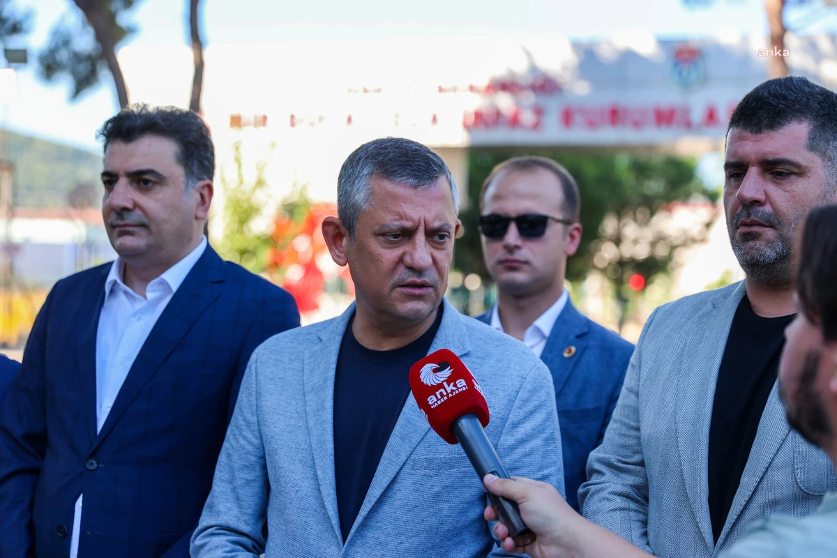 CHP Genel Başkanı Özel’den İzmir'de cezaevi ziyareti: "Arkadaşlarımızın bir cadı avıyla hak etmedikleri suçlamalarla karşılaşmayacakları bir süreci hep beraber tamamlamayı umut ediyoruz"