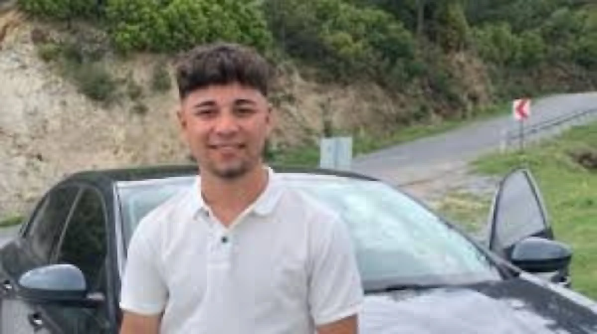 MOTOSİKLET YARIŞI YAPAN 18 YAŞINDAKİ GENÇ KAMYONETE ÇARPIP ÖLDÜ