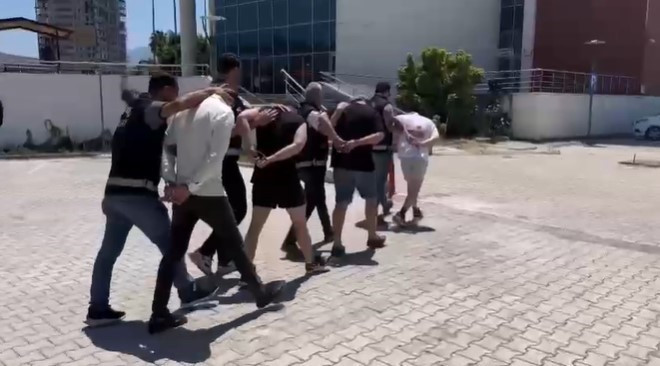 KAMERA KARŞISINDA ŞOV YAPAN 5 ŞAHIS POLİS EKİPLERİ TARAFINDAN YAKALANDI