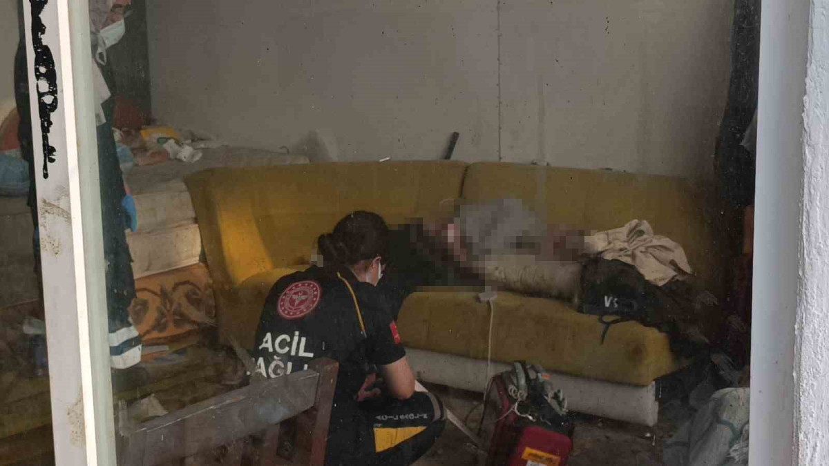 86 YAŞAINDAKİ KİMSESİZ ADAM, VİRANE YAPIDAKİ KANEPEDE ÖLÜ BULUNDU
