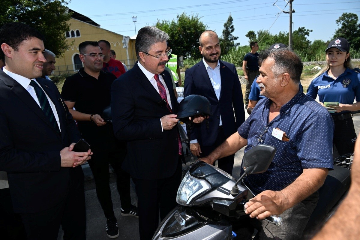 OSMANİYE'DE "CEZA YOK, KASK VAR" MOTTOSUYLA MOTOR SÜRÜCÜLERİNE KASK DAĞITILDI