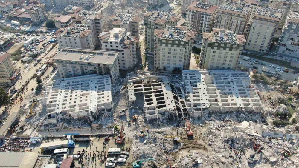 ‘CENNETTEN BİR KÖŞE’ VAADİYLE SATILAN RÖNESANS REZİDANS’TA KAYIP 52 KİŞİNİN AİLELERİ 7 AYDIR UMUTLU BİR HABER BEKLİYOR