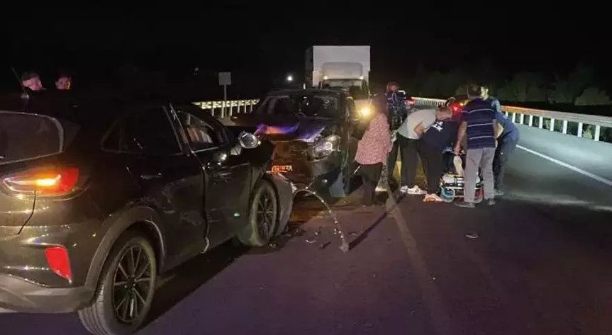 BURDUR-ANTALYA KARAYOLU'NDA 2 OTOMOBİL KAFA KAFAYA ÇARPIŞTI: 6 YARALI