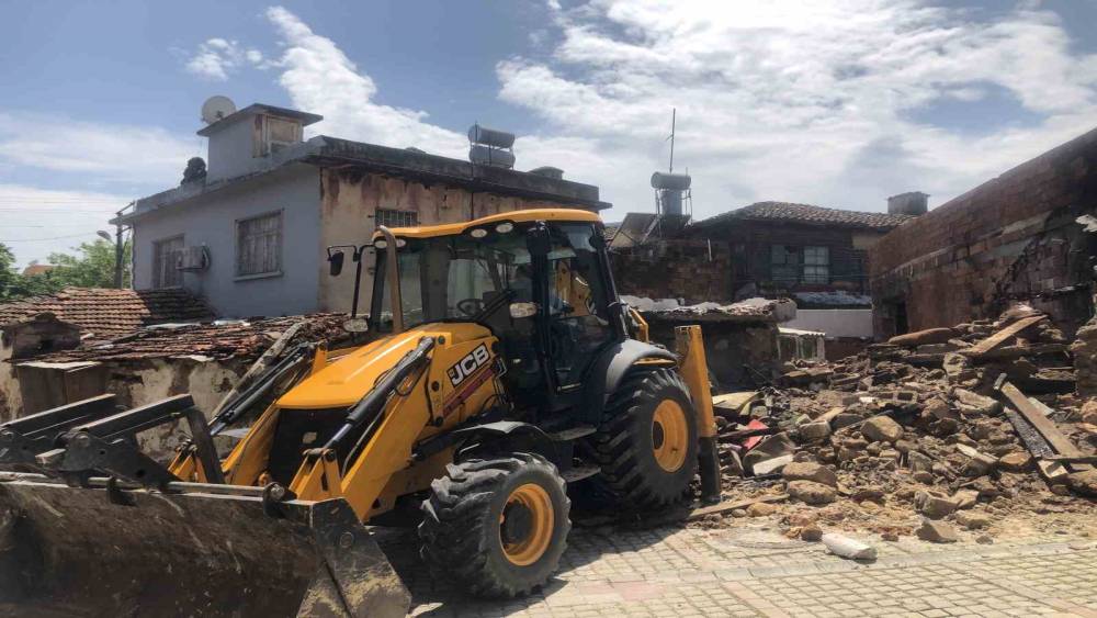 BALBEY MAHALLESİ’NDE METRUK YAPILAR YIKILDI