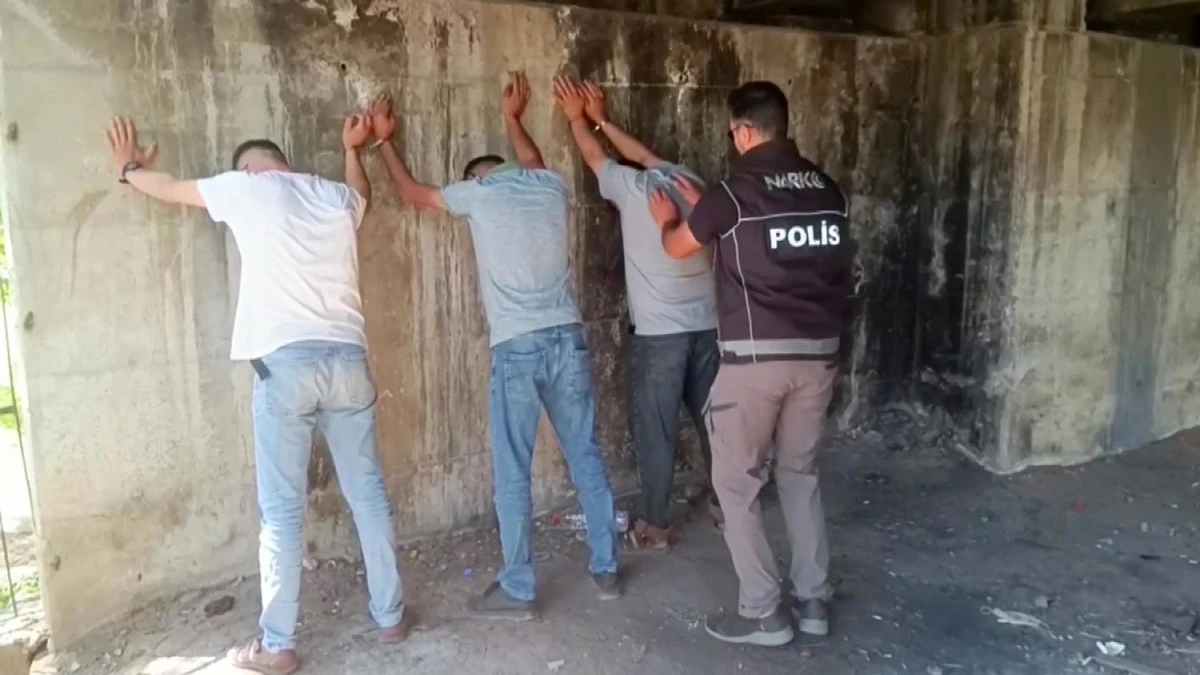 ADANA'DA UYUŞTURUCU DENETİMİ: 65 ŞÜPHELİ YAKALANDI