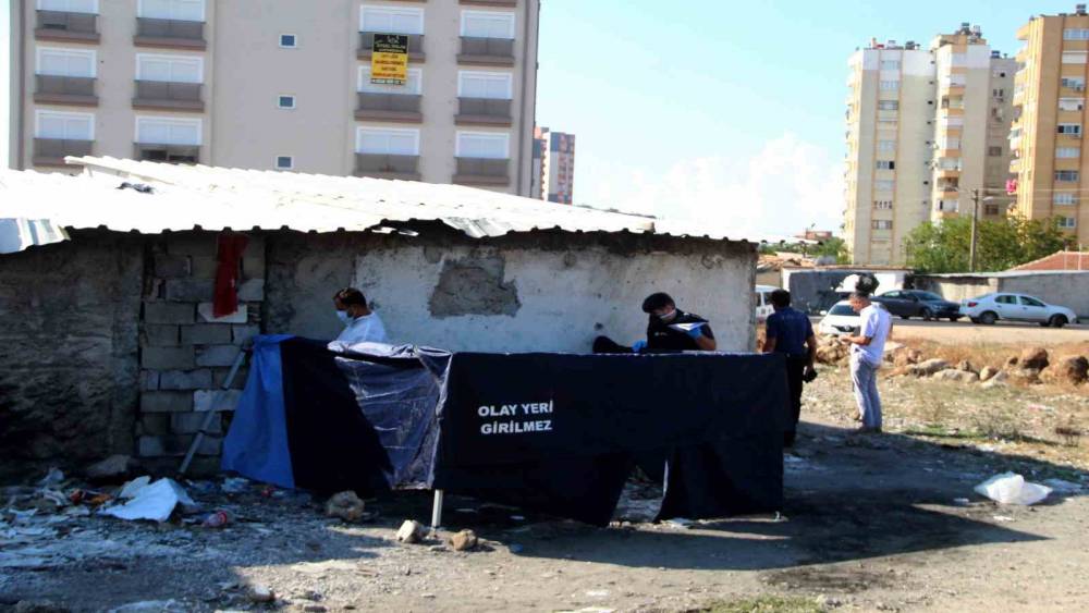Antalya’da boş arazide erkek cesedi bulundu