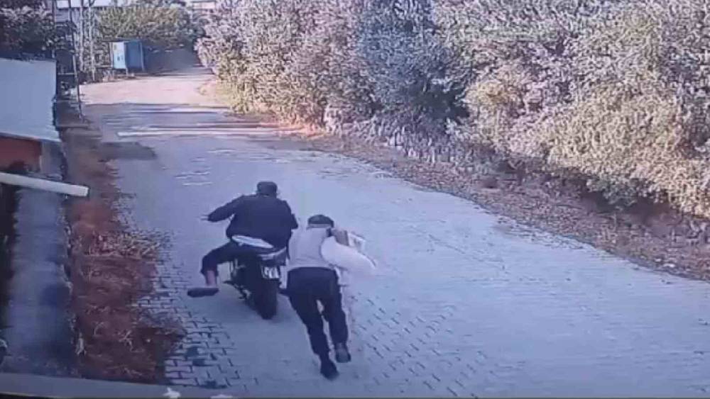 KÖPEĞİ ÇALAN 2 ACEMİ HIRSIZIN MOTOSİKLET ÇALIŞMAYINCA YAŞADIKLARI PANİK KAMERADA