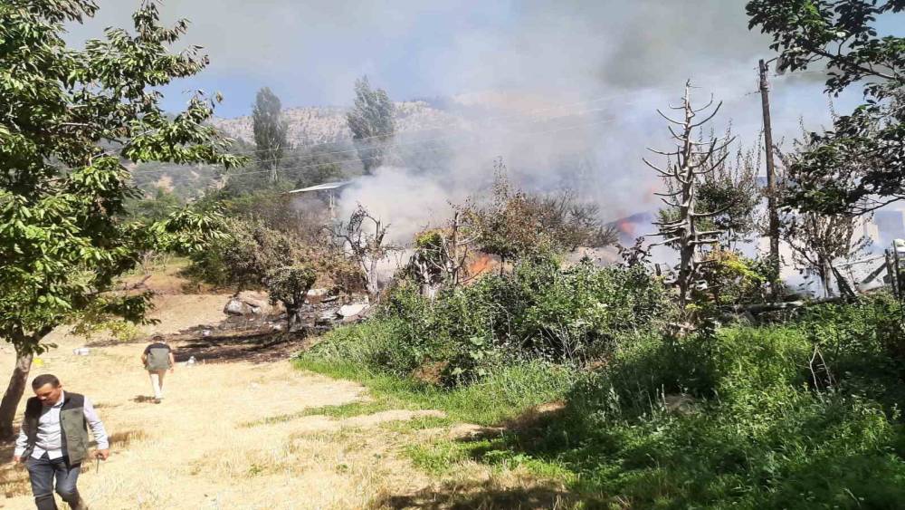 ADANA’DA EV YANGININA HAVADAN MÜDAHALE