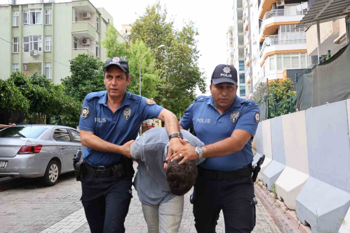 20 YAŞINDA 53 YIL HAPİS CEZASIYLA ARANAN SUÇ MAKİNESİ ADANA'DA PARKTA YAKALANDI