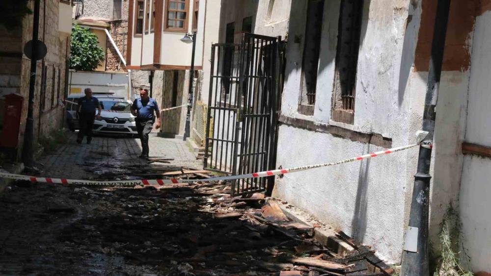 ANTALYA’DA 22 MİLYON LİRAYA SATIŞTA OLAN TARİHİ BİNADAKİ YANGIN GECEYİ AYDINLATTI