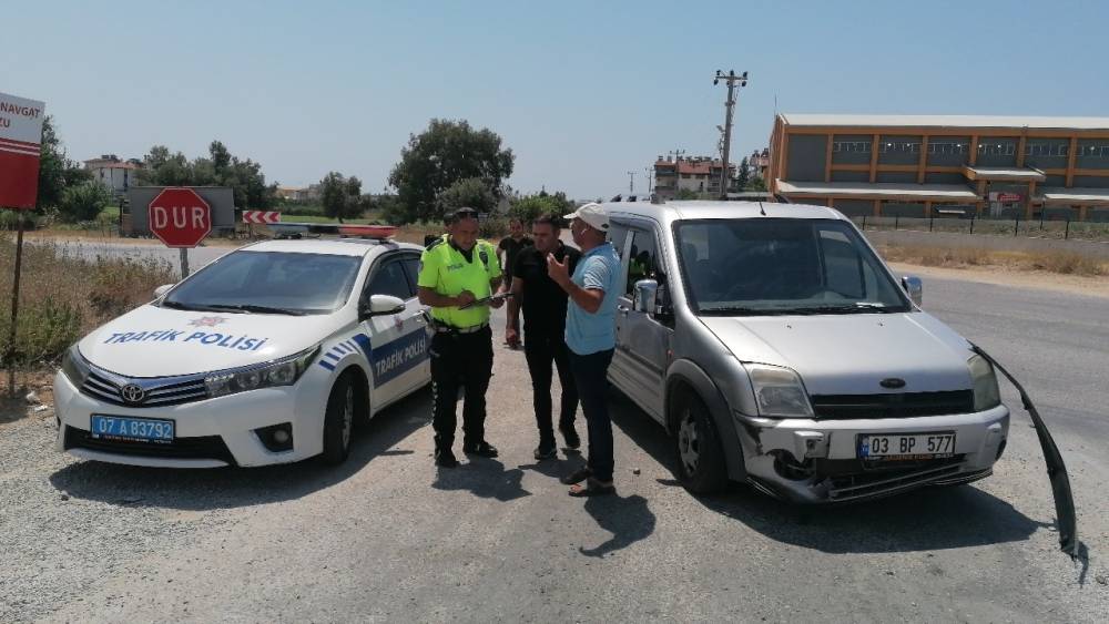 HAFİF TİCARİ ARAÇLA MOTOSİKLETİN ÇARPIŞTIĞI KAZADA MOTOSİKLET SÜRÜCÜSÜ YARALANDI
