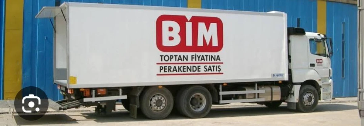 BİM'DE FECİ KAZA KAMERADA: MARKET PERSONELİ TAŞIDIĞI YÜKLE KAMYON ARASINDA SIKIŞTI