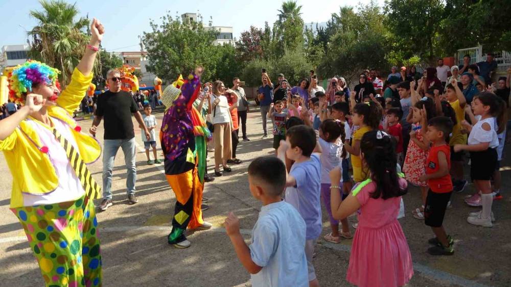 BİRİNCİ SINIF ÖĞRENCİLERİNE OKULDA COŞKULU KARŞILAMA