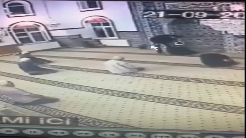 ISPARTA’DA CAMİYE AYAKKABI İLE GİREN ŞAHSIN AKIL SAĞLIĞININ YERİNDE OLMADIĞI ORTAYA ÇIKTI