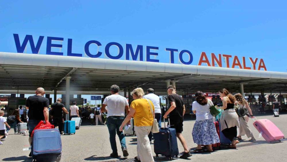 ANTALYA VALİSİ YAZICI: "10 GÜNDÜR GÜNLÜK 80-90 BİN KİŞİ ALIYORUZ, CUMARTESİ GÜNLERİ 90 BİNİ GEÇİYORUZ"