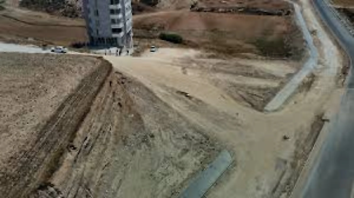 İLÇEDE YILLARDIR BİTMEYEN YOL VATANDAŞLARI İSYAN ETTİRDİ