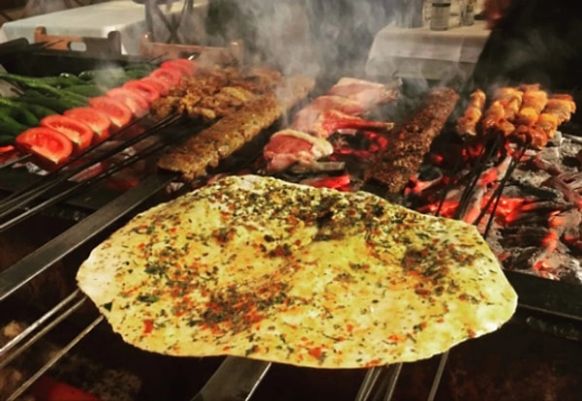 KEBABIN BAŞKENTİNDE EVDE AT KESERKEN SUÇÜSTÜ YAKALANDILAR