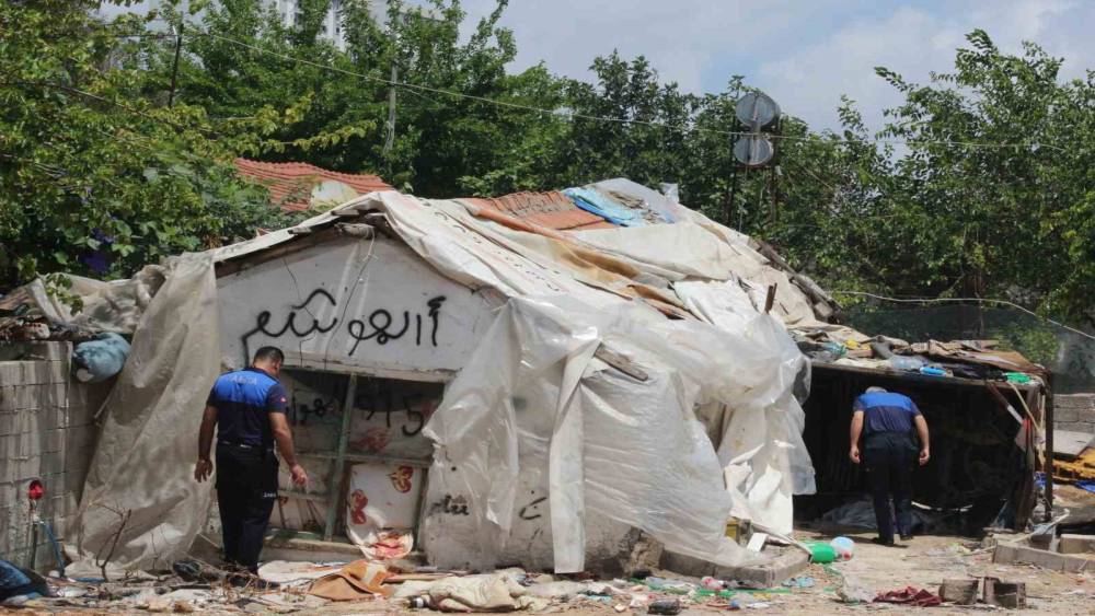 MAHALLELİYİ İSYAN ETTİREN METRUK ÇÖP EV, BELEDİYE EKİPLERİNCE YIKILDI