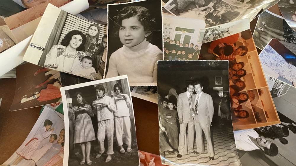 Enkazlardan çıkarılan ‘siyah beyaz’ fotoğraflar sahiplerini bekliyor