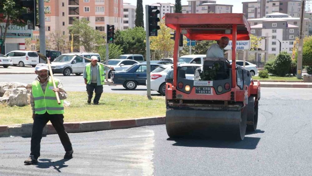 DEPREMİN MERKEZİNDE SICAK HAVADA ASFALT DÖKEN İŞÇİLERİN ZORLU MESAİSİ
