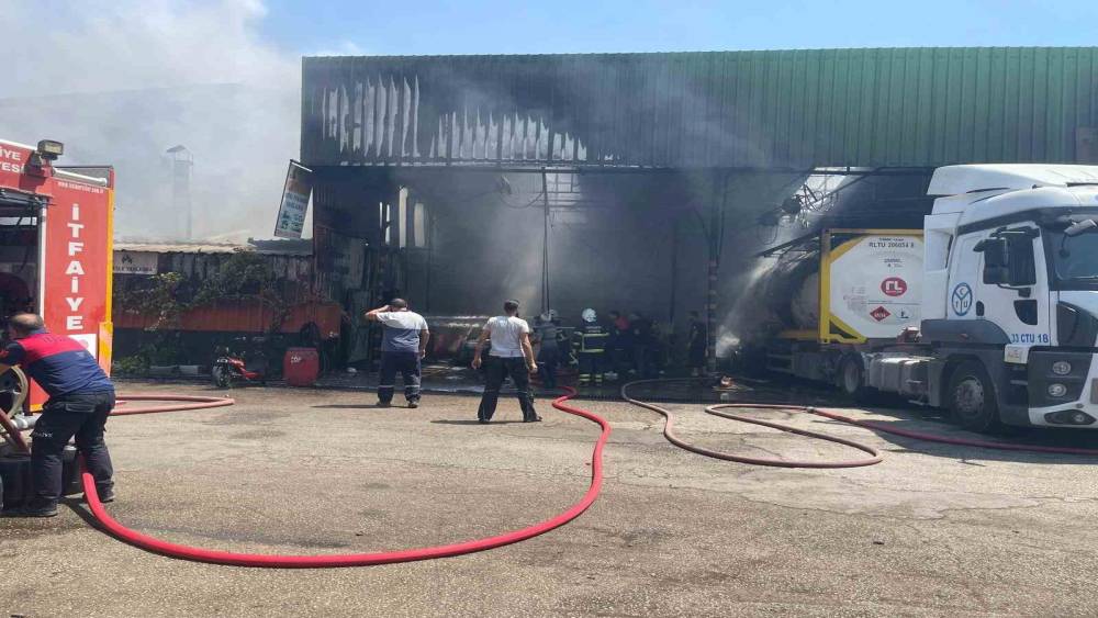 OSMANİYE’DE TEMİZLEME TESİSİNDE TANKER PATLADI, YANGIN ÇIKTI: 2 YARALI