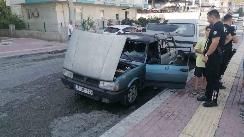 OTOMOBİL ALEV ALEV YANDI, YANINDAKİ ARAÇLAR YANMAKTAN SON ANDA KURTULDU