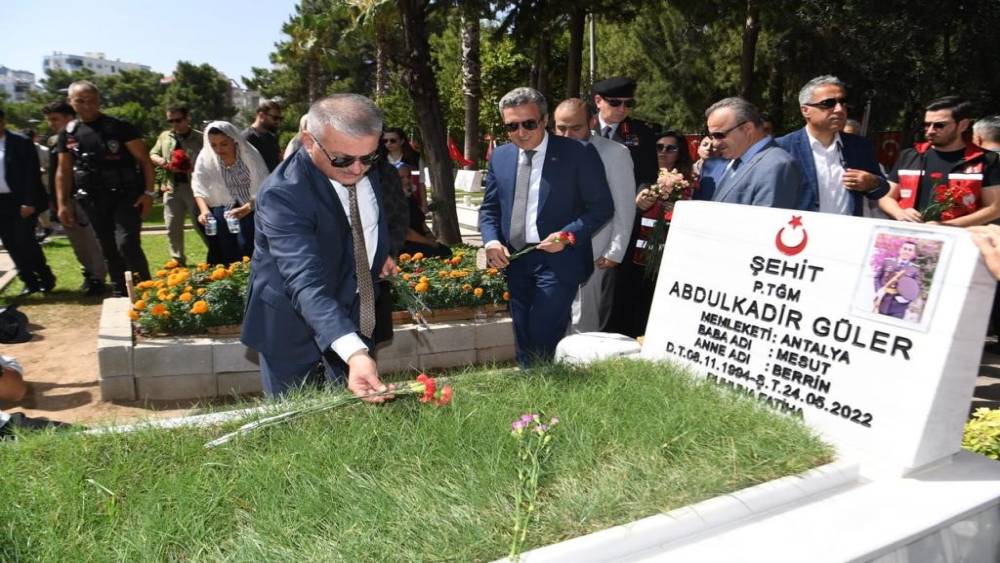 15 TEMMUZ’UN 7. YIL DÖNÜMÜNDE ŞEHİTLER ANTALYA’DA DA MEZARI BAŞINDA ANILDI