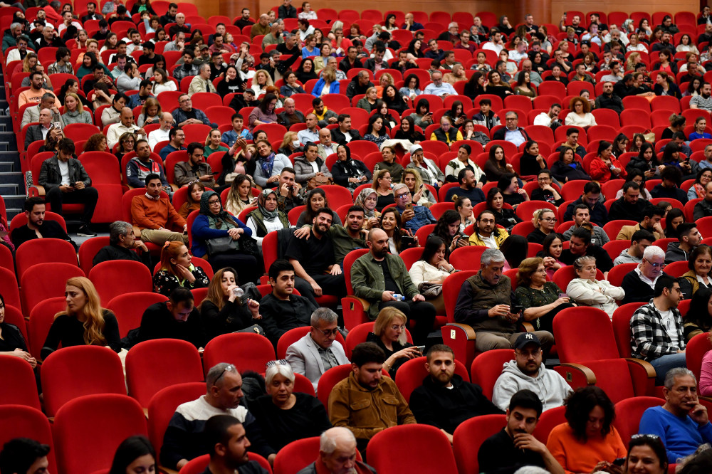 MERSİN BÜYÜKŞEHİR, ‘BURDA OLAN BURDA KALIR’ GÖSTERİSİNİ MERSİNLİLERLE BULUŞTURDU