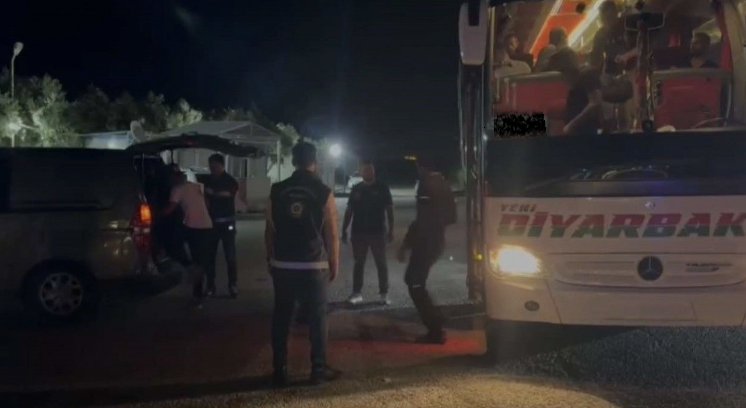 OSMANİYE'DE YOLCU OTOBÜSÜNDE 13 KAÇAK GÖÇMEN YAKALANDI